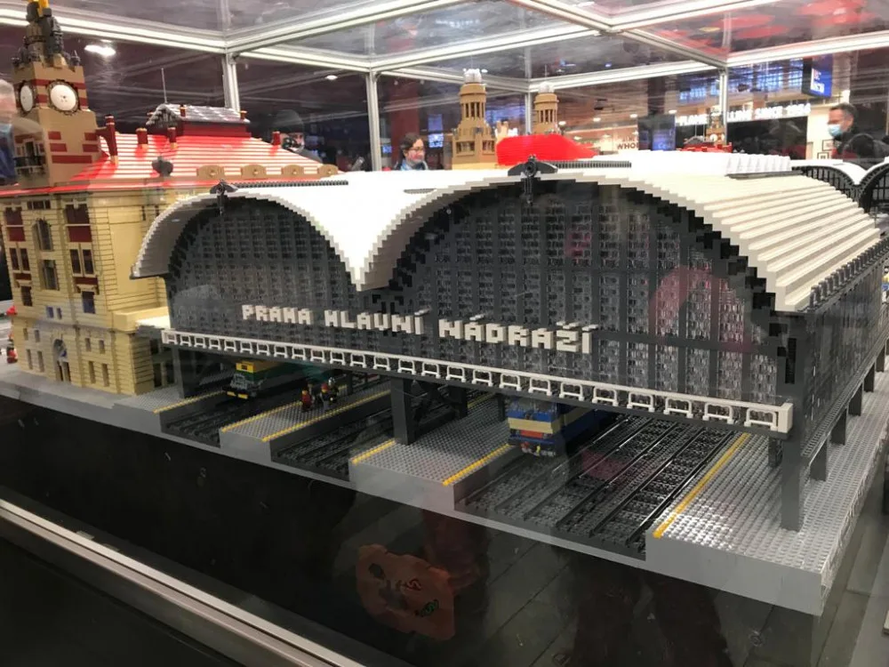 FOTO: Model pražského Hlaváku z lega váží skoro tři tuny. Nechybí Sherwood ani Pendolino