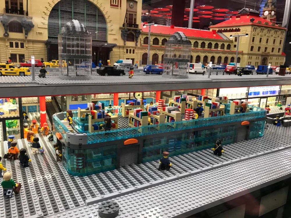 FOTO: Model pražského Hlaváku z lega váží skoro tři tuny. Nechybí Sherwood ani Pendolino