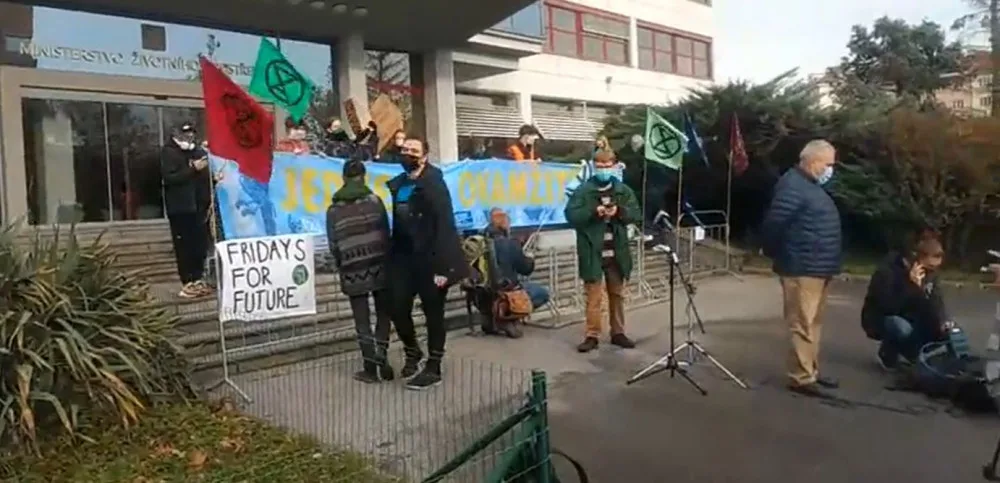VIDEO: Aktivisté protestují před Ministerstvem životního prostředí. Budou tam deset dní