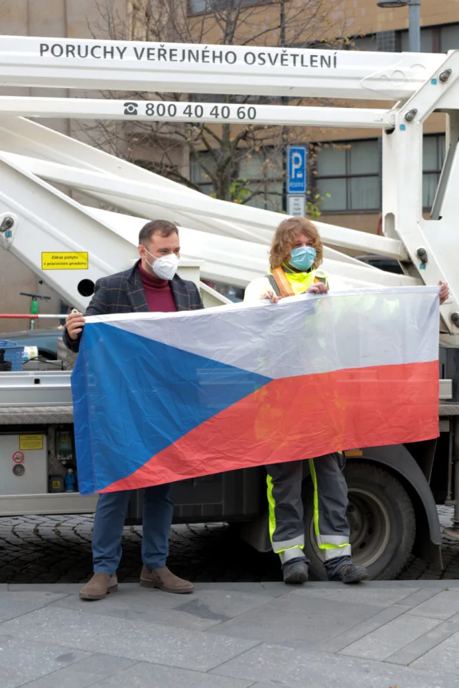 V den výročí sametové revoluce budou vlát v centru města státní vlajky a Petřín se rozsvítí v národních barvách