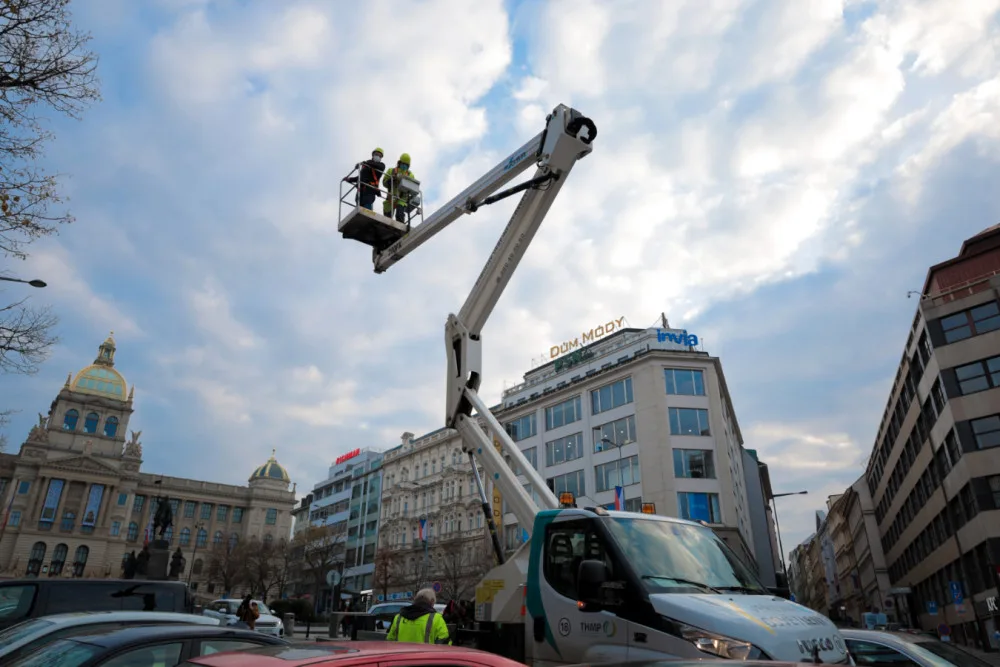 V den výročí sametové revoluce budou vlát v centru města státní vlajky a Petřín se rozsvítí v národních barvách