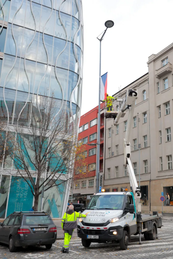 V den výročí sametové revoluce budou vlát v centru města státní vlajky a Petřín se rozsvítí v národních barvách