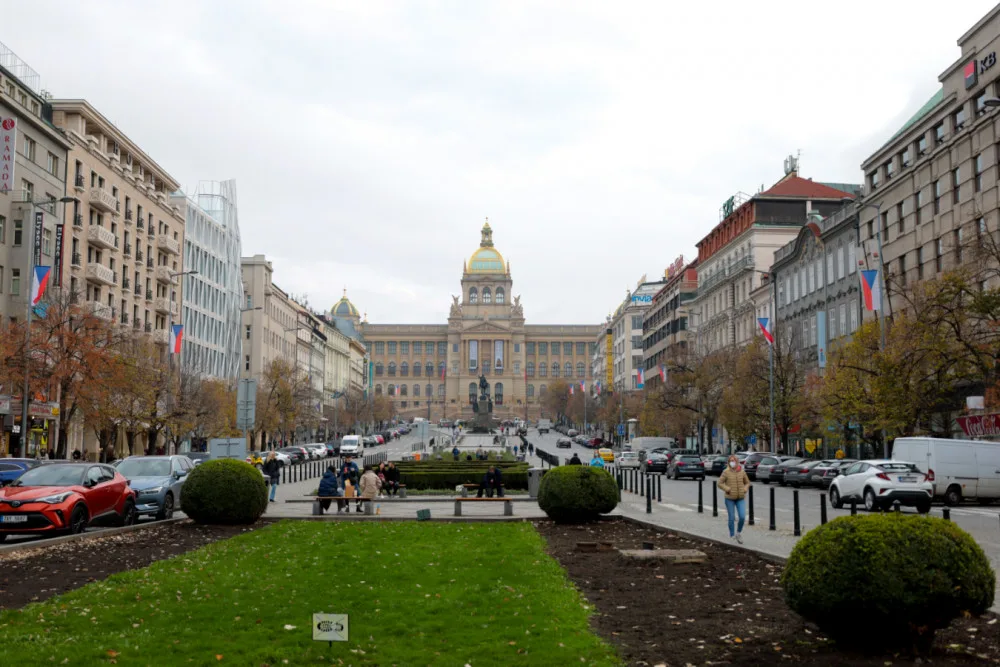 V den výročí sametové revoluce budou vlát v centru města státní vlajky a Petřín se rozsvítí v národních barvách