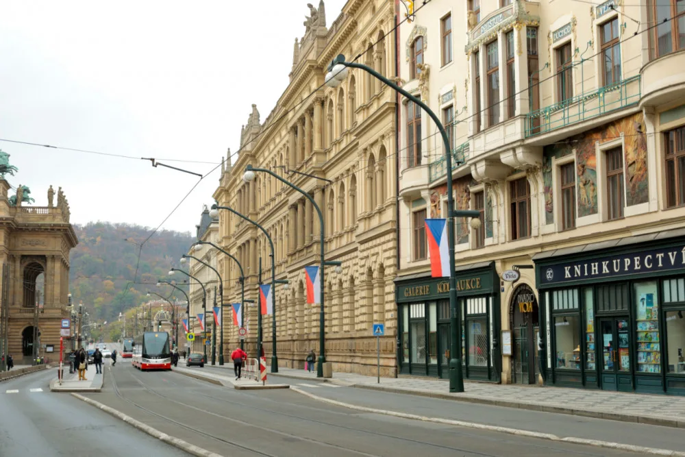 V den výročí sametové revoluce budou vlát v centru města státní vlajky a Petřín se rozsvítí v národních barvách