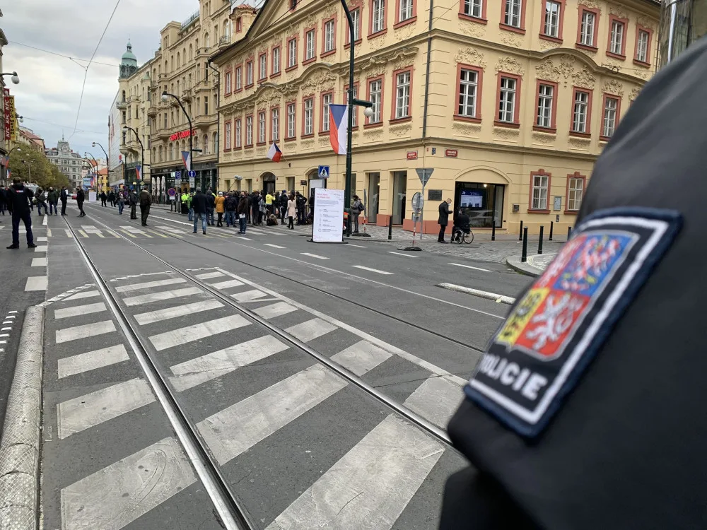 Politici na Národní: Babiš letos bez pískotu, Klause bez roušky bude řešit policie