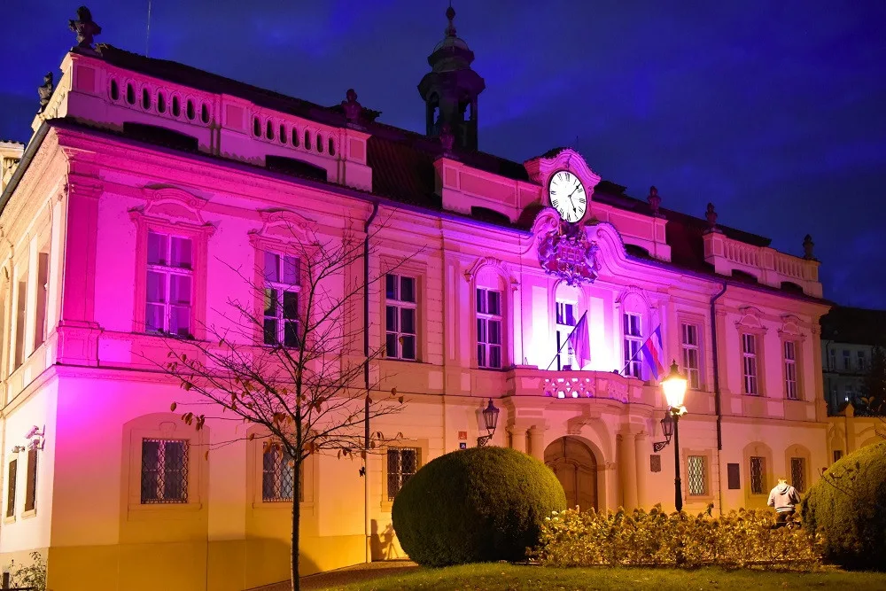 Libeňský zámek se včera rozzářil purpurově na počest Světového dne předčasně narozených dětí