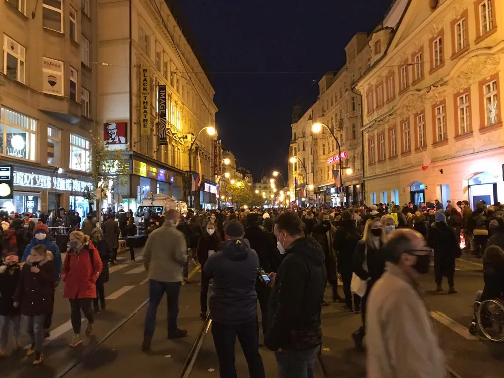FOTO: Na Národní třídě si lidé připomněli 17. listopad. Letos kvůli koronaviru byl v komornějším duchu