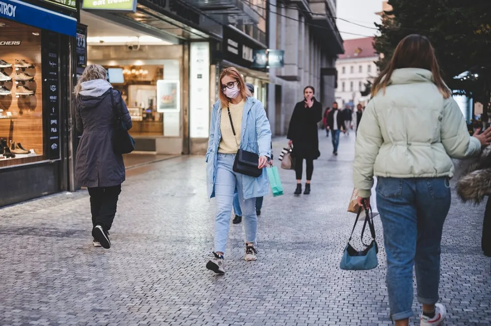 V Praze ve středu přibylo 385 nových případů koronaviru, o polovinu méně než minulý týden. Rizikové skóre kleslo v Česku na 62