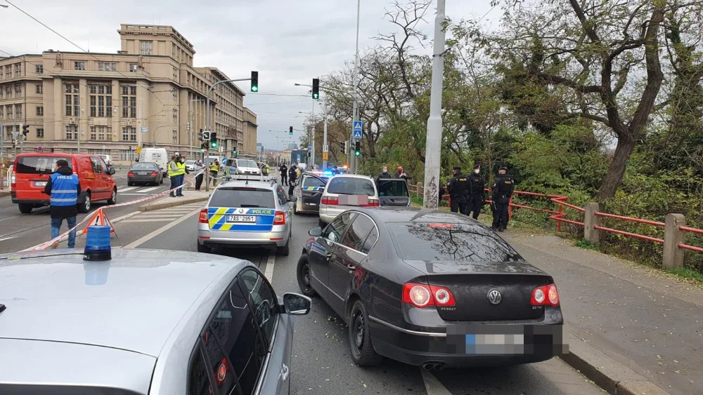 FOTO, VIDEO: Střelba v Praze. Policisté včera stříleli po ujíždějícím autě