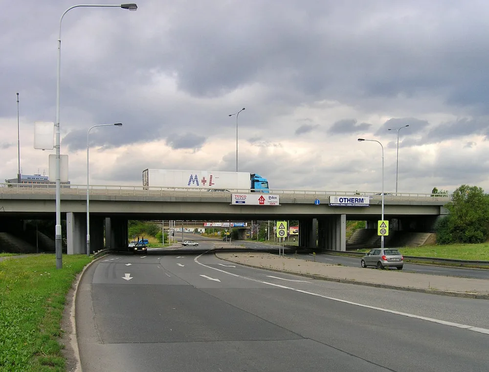 Řidiči, připravte se na omezení! Postupnou opravou projdou sjezdové rampy z pražské Jižní spojky