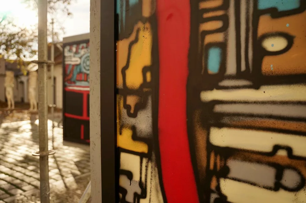 FOTO: Na dvoře Musea Kampa bude k vidění graffiti z Křižíkova pavilonu. Charitativní aukce pomůže lidem s rakovinou