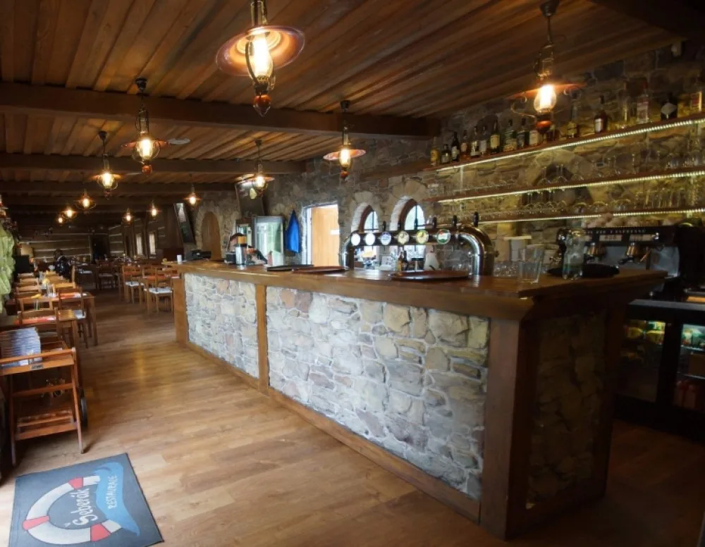 Pražská restaurace přes zákaz otevřela a točila pivo za korunu. Policie rozdala pokuty