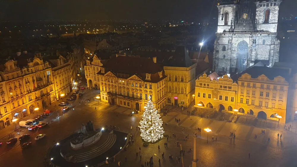 FOTO: Vánoční strom na Staroměstském náměstí v Praze už svítí