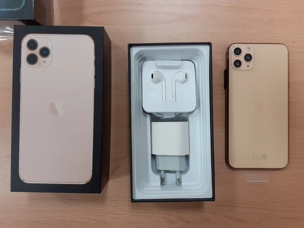 FOTO, VIDEO: Pražští celníci odhalili falešné mobily iPhone a Samsung. Škoda je téměř šest milionů