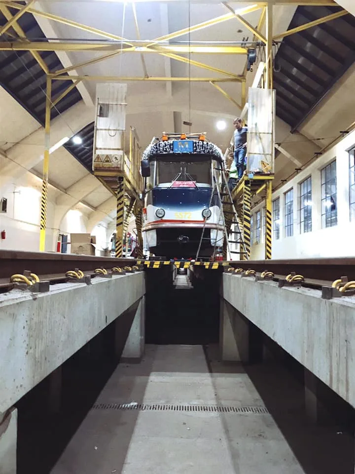 FOTO, VIDEO: V předvánoční Praze opět vyjely vyzdobené tramvaje. Jejich jízdu živě streamoval pražský dopravní podnik