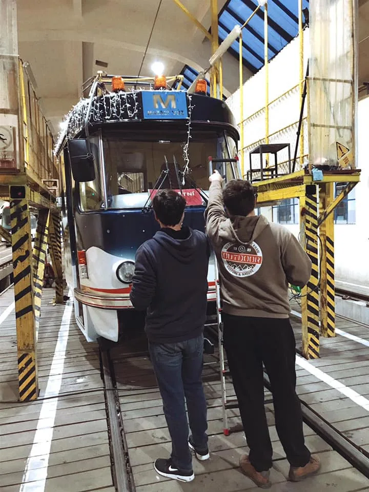 FOTO, VIDEO: V předvánoční Praze opět vyjely vyzdobené tramvaje. Jejich jízdu živě streamoval pražský dopravní podnik