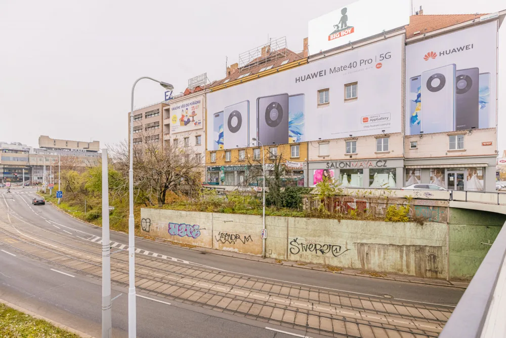 FOTO: Z dalších míst v Praze zmizí velké reklamní plachty
