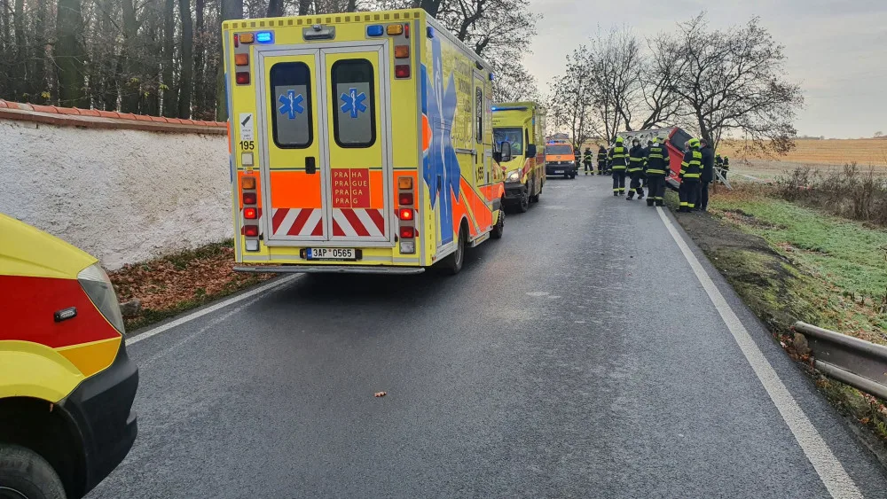 V Kolodějích sjel autobus do příkopu, dvě ženy se zranily