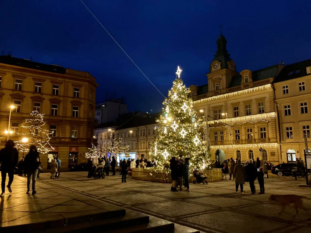 VÁNOCE NA PĚTCE: Tři vánoční stromy, trhy na Andělu a veřejné kluziště