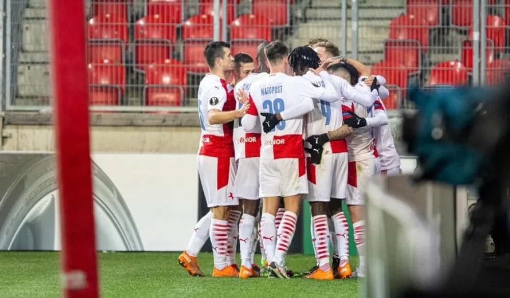 Slavia postupuje do vyřazovací fáze Evropské ligy! Pražané porazili Beer Ševu 3:0