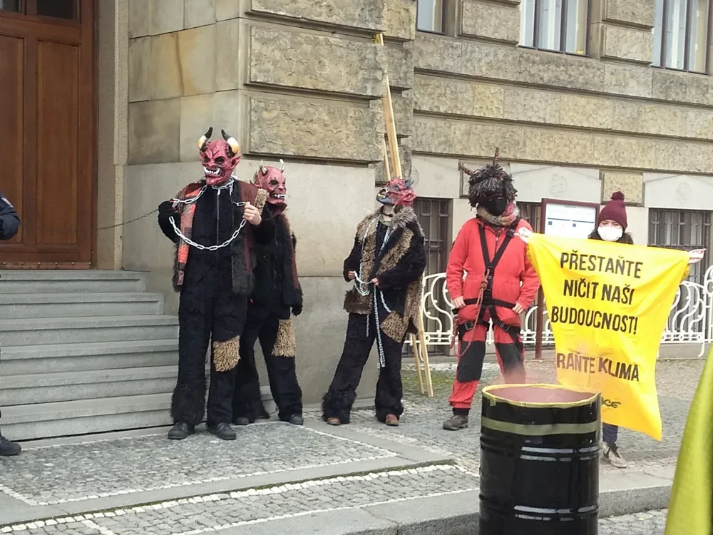 Policie zabránila čertům z Greenpeace vyvěsit transparent na MPO