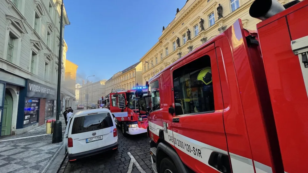 FOTO, VIDEO: Požár elektra v Praze způsobil škodu za několik milionů korun