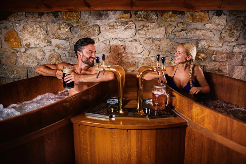 Originální vánoční dárek, který udělá radost? Voucher do revolučního pivního wellness SPA BEERLAND PRAHA