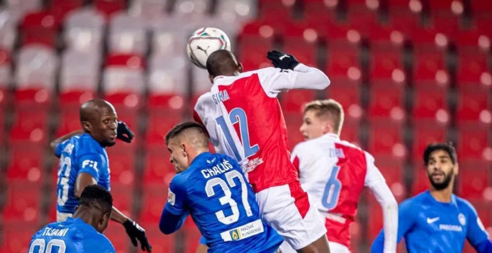Slavia porazila Liberec 3:0, dva góly vstřelil Sima. Sparta vyhrála na Slovácku a je druhá