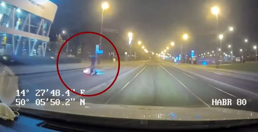 VIDEO: Motorkář ujížděl strážníkům. Když se vyboural, utíkal a schovával se mezi auty