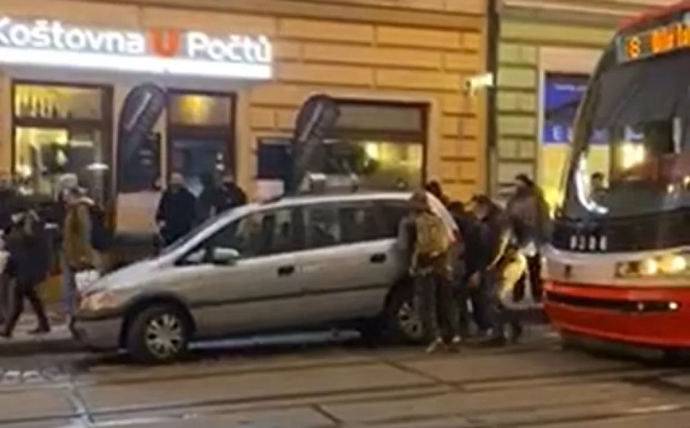 VIDEO: Řidič autem blokoval tramvaj. Lidé mu vůz vlastníma rukama posunuli