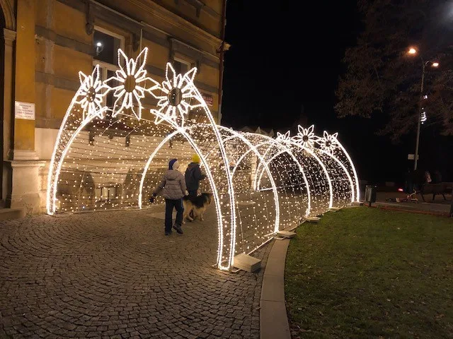 FOTO: Vánoční výzdobu v ulicích Prahy zdobí více než 30 stromů rozsvícených magistrátem i přes 1100 dekorací