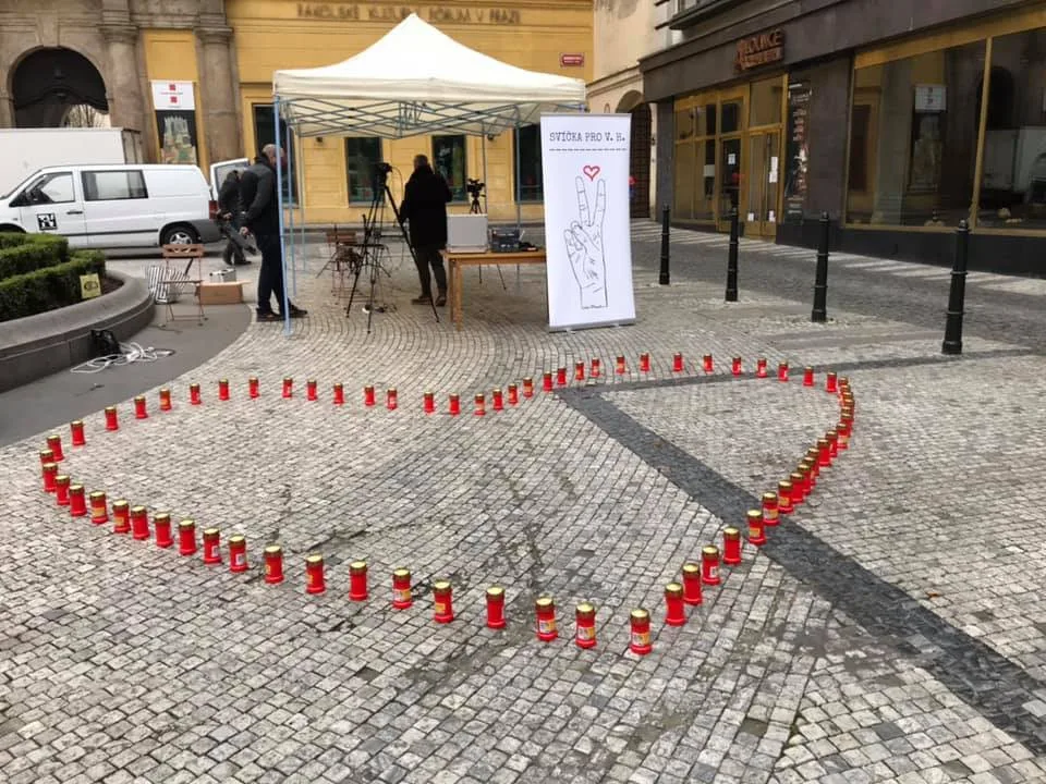 Uplynulo devět let od smrti Václava Havla. Lidé si jej dnes připomínají srdcem ze svíček i on-line čtením