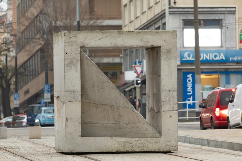 V centru Prahy přistála Tvárnice. Váží 35 tun a na místě bude dva roky