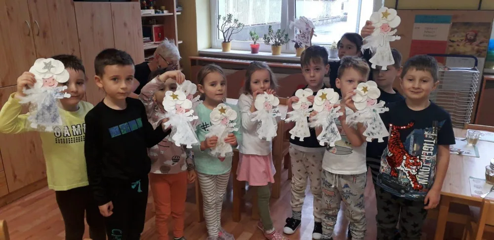 Děti ze školky U Vršovického nádraží vyrobily vánoční dekorace pro seniory