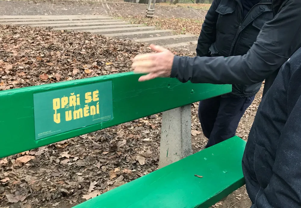 FOTO: V rámci akce Opři se v umění jsou do laviček ve Stromovce umístěna výtvarná díla