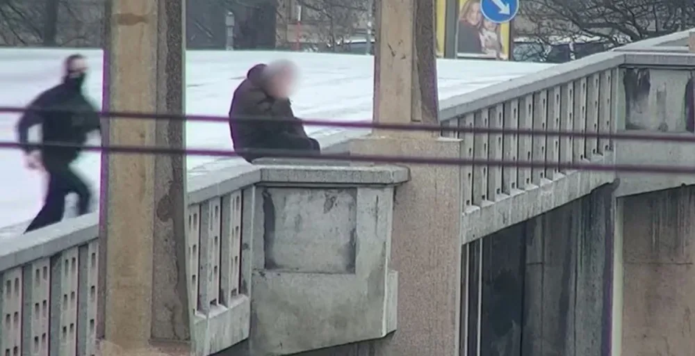 VIDEO: Muž chtěl spáchat sebevraždu skokem z mostu do Vltavy. Život mu zachránili policisté