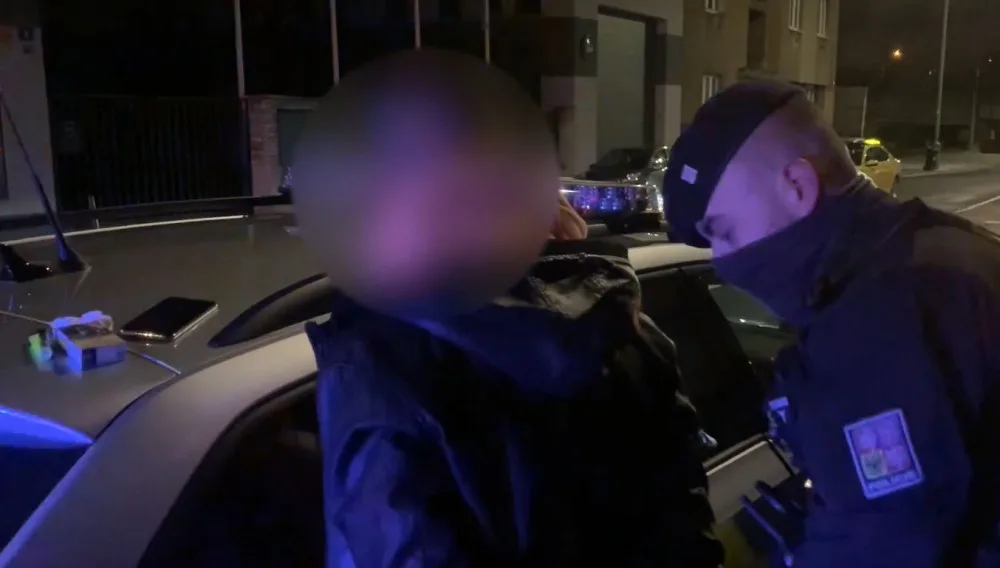 VIDEO: Na Štědrý večer našli policisté u muže v zaparkovaném autě dvacet gramů pervitinu