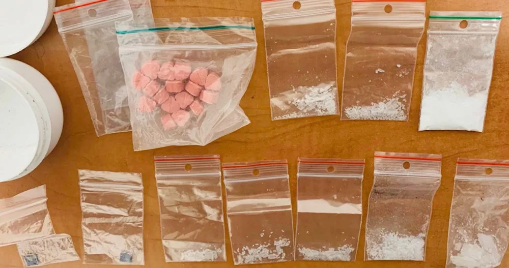 VIDEO: Policisté v Praze 3 na Nový rok našli u řidiče v autě drogy