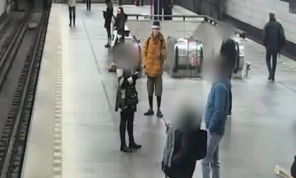 VIDEO: Muž s nožem útočí na ženy v Praze. Kriminalisté ho zatím nechytili