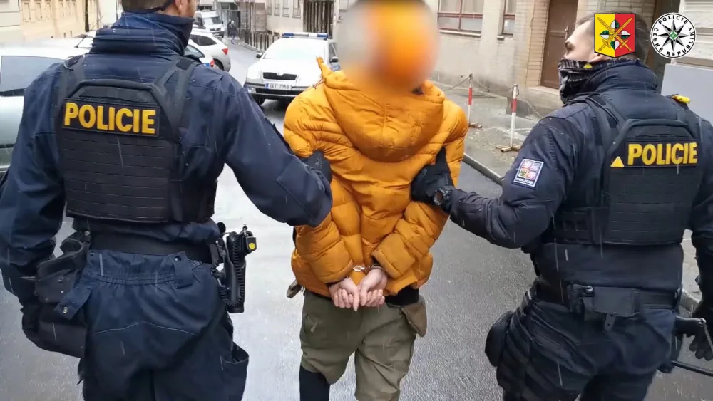 FOTO, VIDEO: Policisté zadrželi muže, který v Praze ohrožoval nožem několik žen
