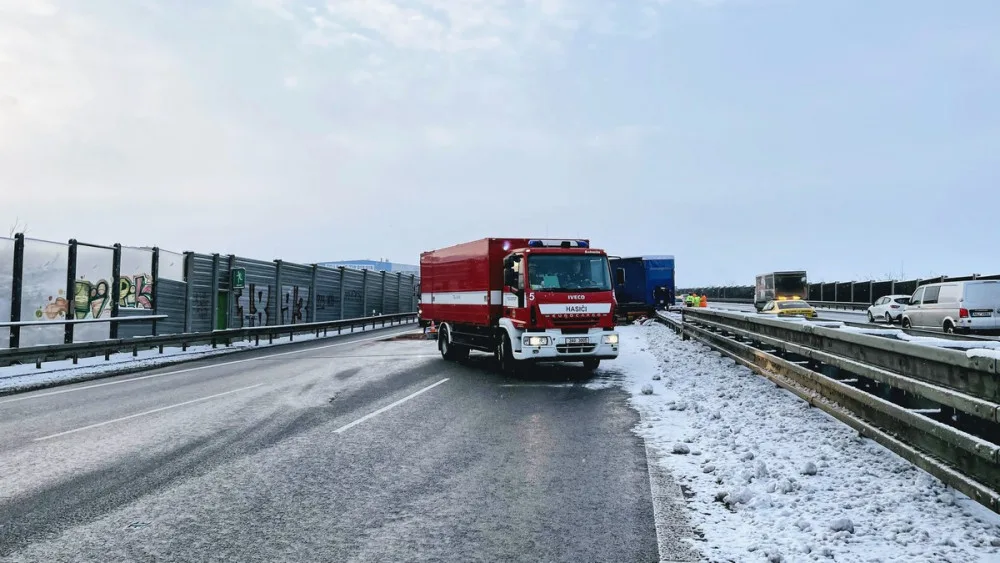FOTO: Kamion prorazil svodidla na dálnici ve směru na letiště. Z nádrže vyteklo 400 litrů nafty