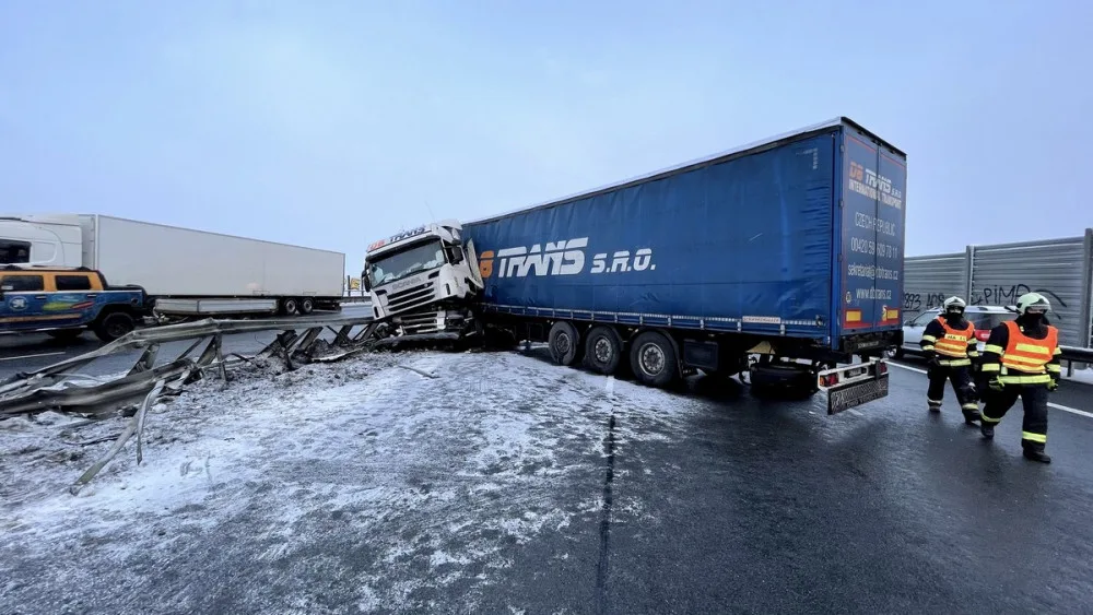FOTO: Kamion prorazil svodidla na dálnici ve směru na letiště. Z nádrže vyteklo 400 litrů nafty