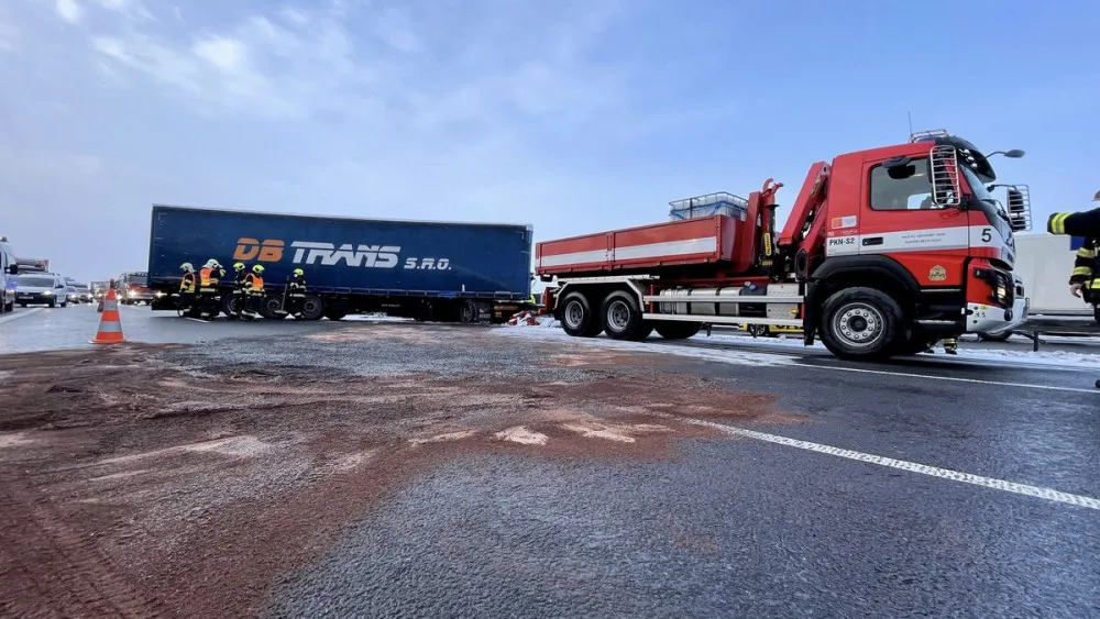 FOTO: Kamion prorazil svodidla na dálnici ve směru na letiště. Z nádrže vyteklo 400 litrů nafty