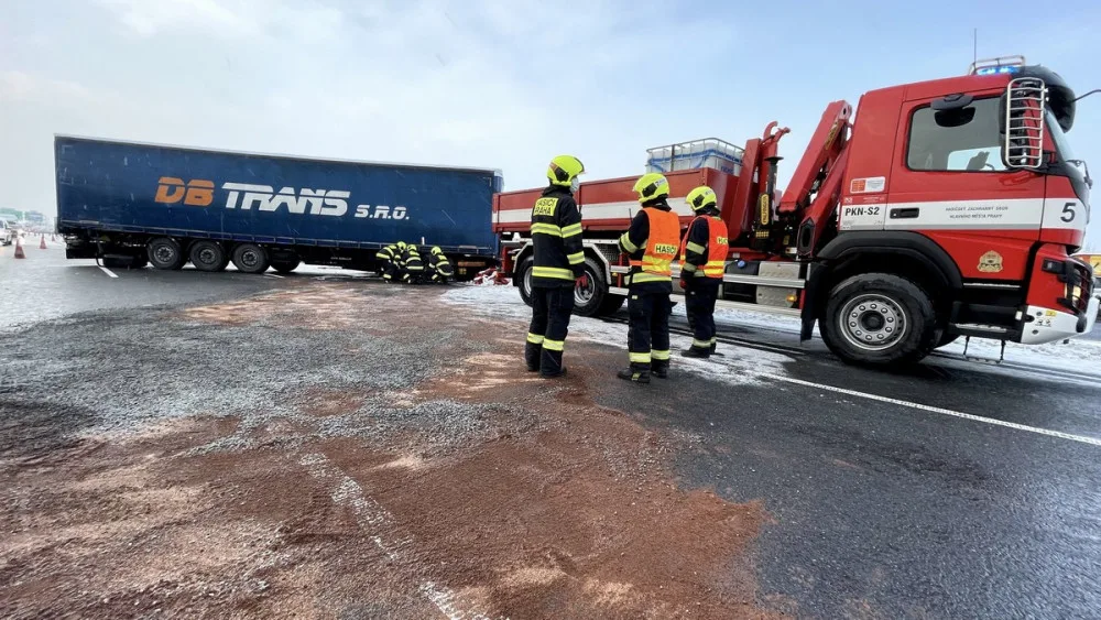 FOTO: Kamion prorazil svodidla na dálnici ve směru na letiště. Z nádrže vyteklo 400 litrů nafty