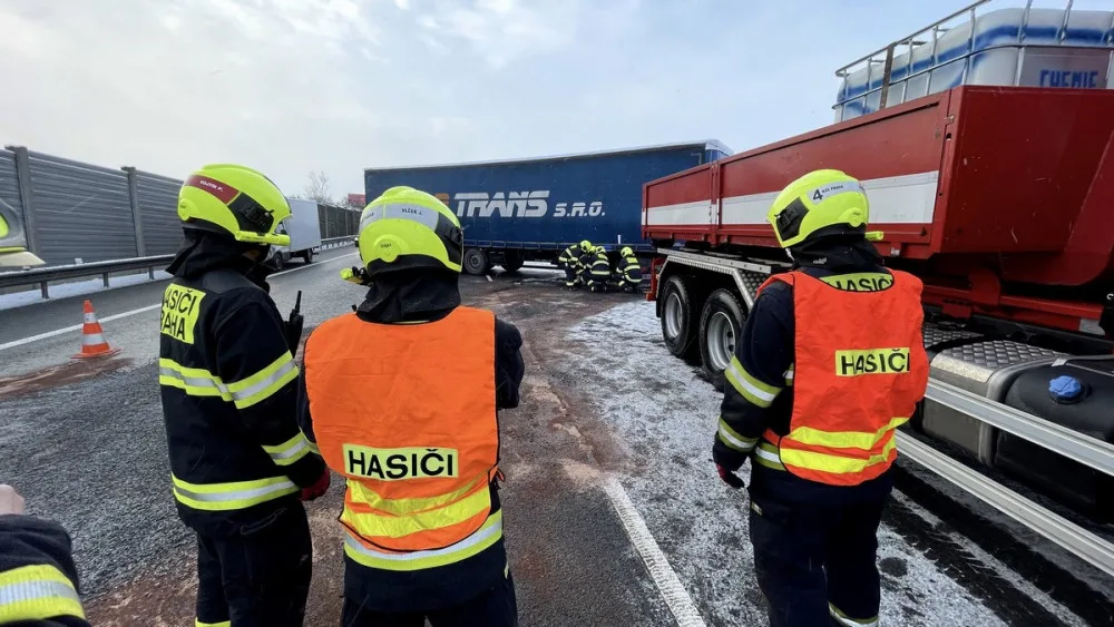 FOTO: Kamion prorazil svodidla na dálnici ve směru na letiště. Z nádrže vyteklo 400 litrů nafty
