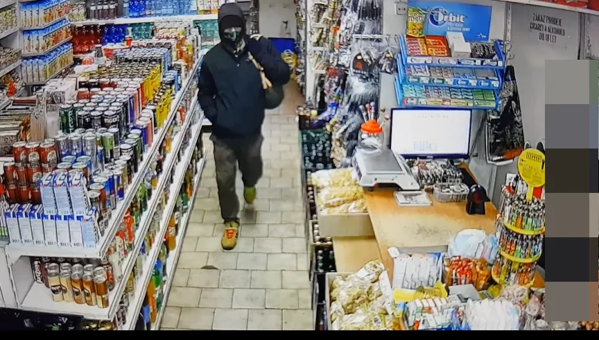 FOTO, VIDEO: Policisté pátrají po ozbrojeném nebezpečném muži, který přepadl v Praze 3 večerku