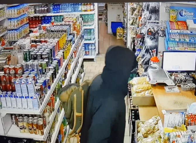FOTO, VIDEO: Policisté pátrají po ozbrojeném nebezpečném muži, který přepadl v Praze 3 večerku