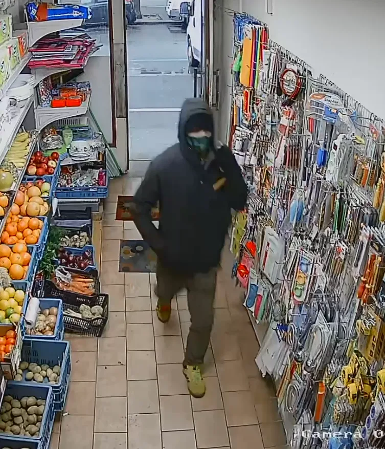 FOTO, VIDEO: Policisté pátrají po ozbrojeném nebezpečném muži, který přepadl v Praze 3 večerku