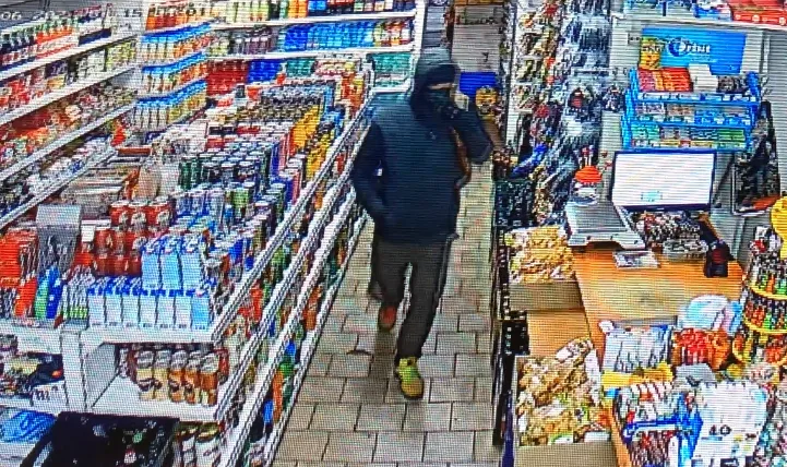 FOTO, VIDEO: Policisté pátrají po ozbrojeném nebezpečném muži, který přepadl v Praze 3 večerku
