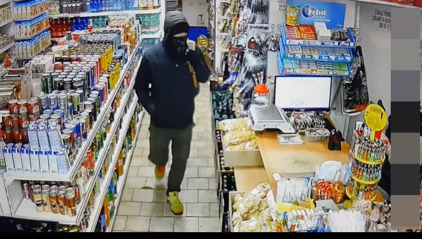 FOTO, VIDEO: Policisté pátrají po ozbrojeném nebezpečném muži, který přepadl v Praze 3 večerku